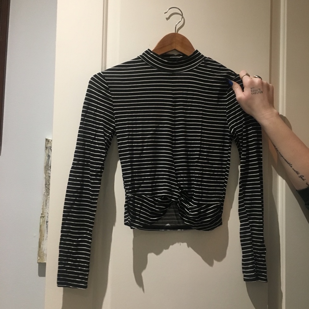 STRIPE TWIST FRONT CROP TOP